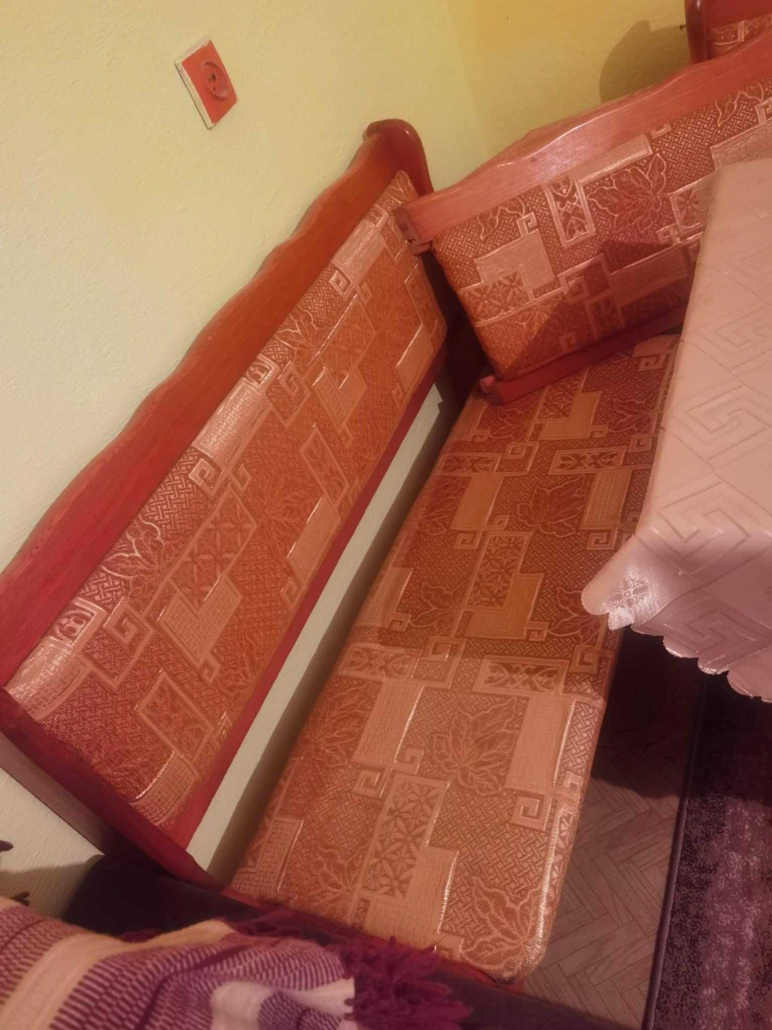 Narożnik kuchenny ze stołem-w gratisie obrus widoczny na zdjęciu.