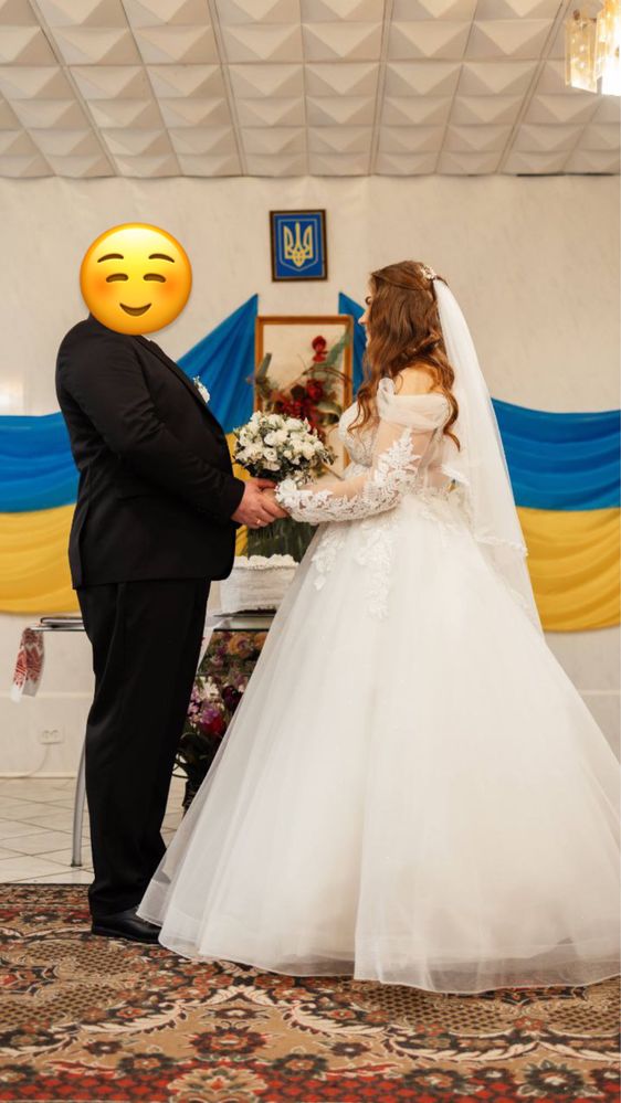 Весільна пишна сукня