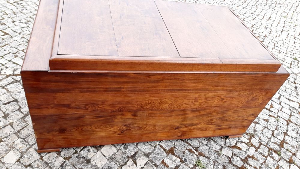 Antiga arca em madeira