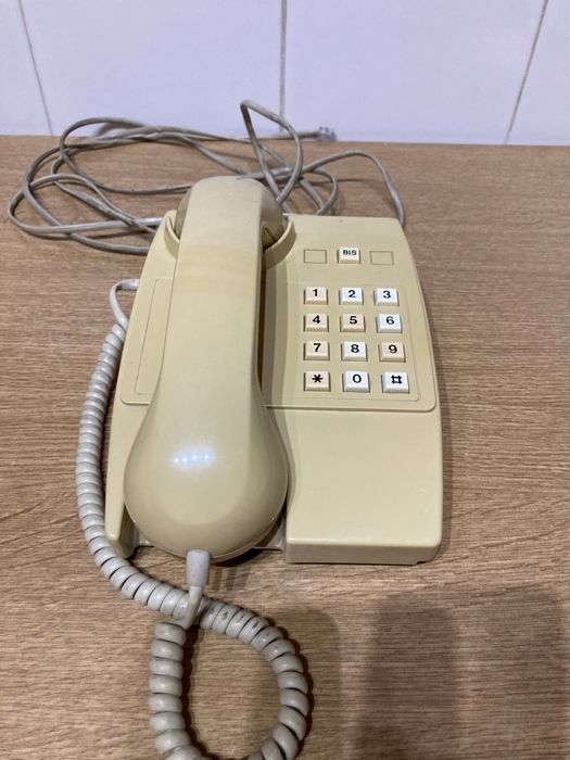 Telefone de teclas antigo