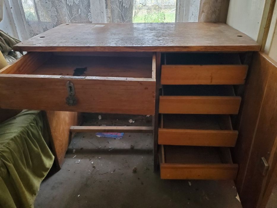 Стол письменный.