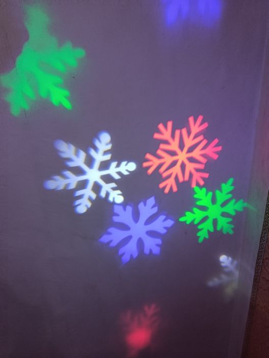 Лазерний проектор з різнокольоровими сніжинками для святкового настрою