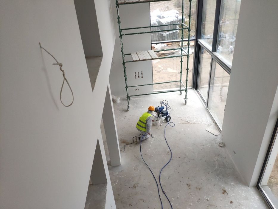 Nakładanie gładzi, szpachlowanie, malowanie, cekolowanie.