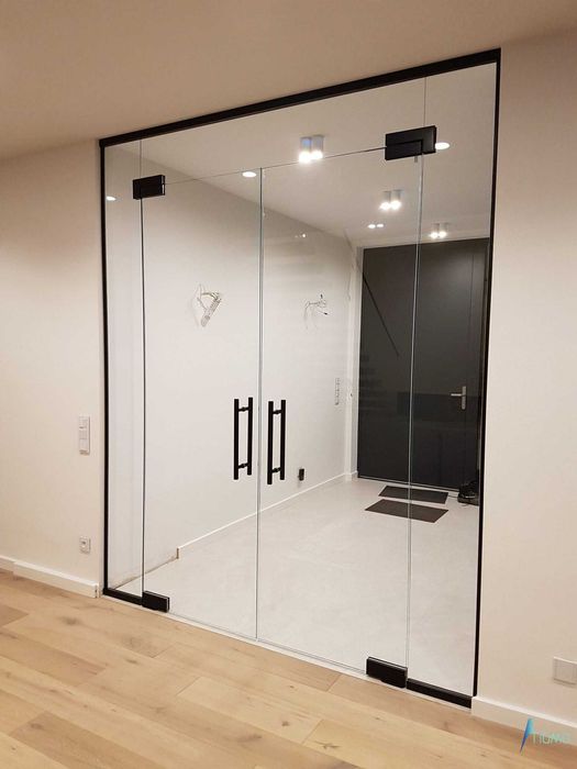 Ściana szklana z drzwiami wahadłowymi okucia czarne loftowe TIOMO