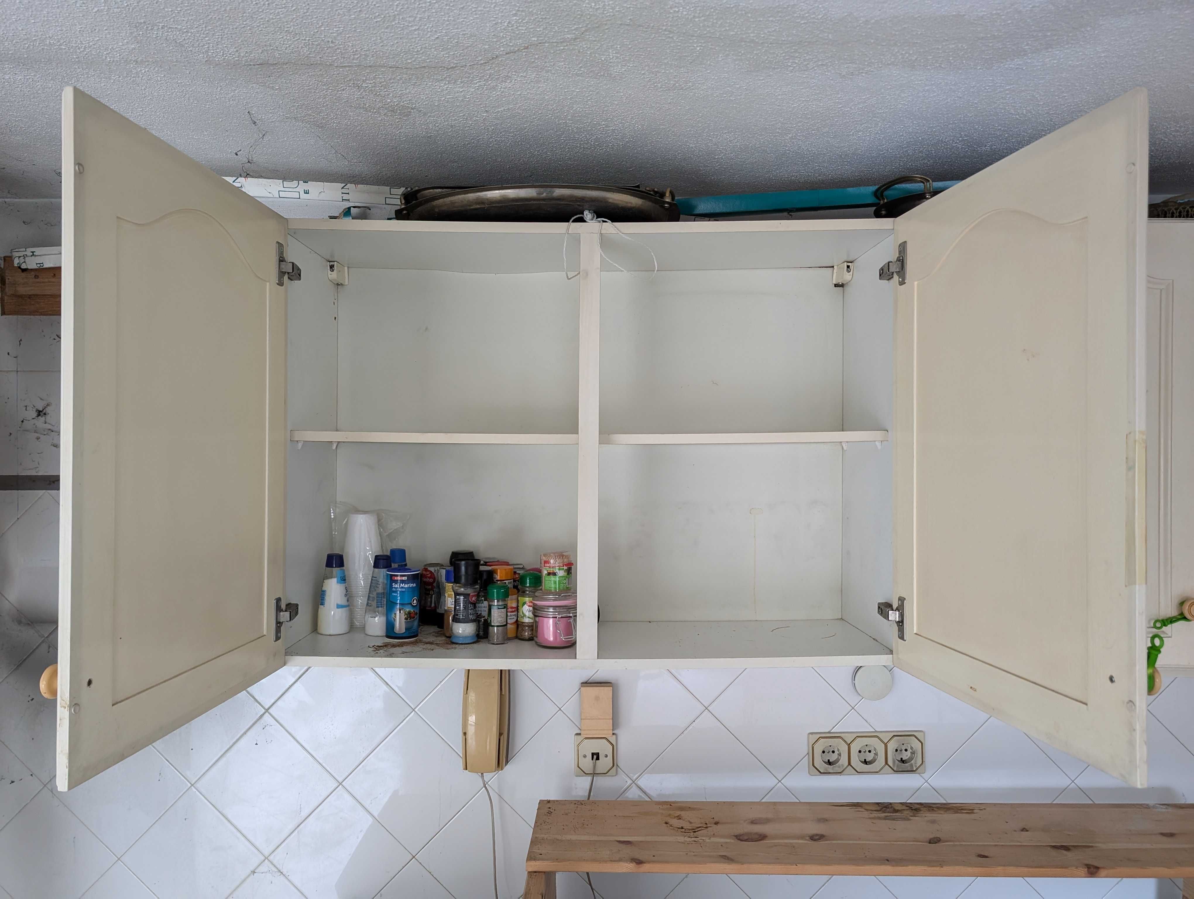 Cozinha antiga com bancada em granito