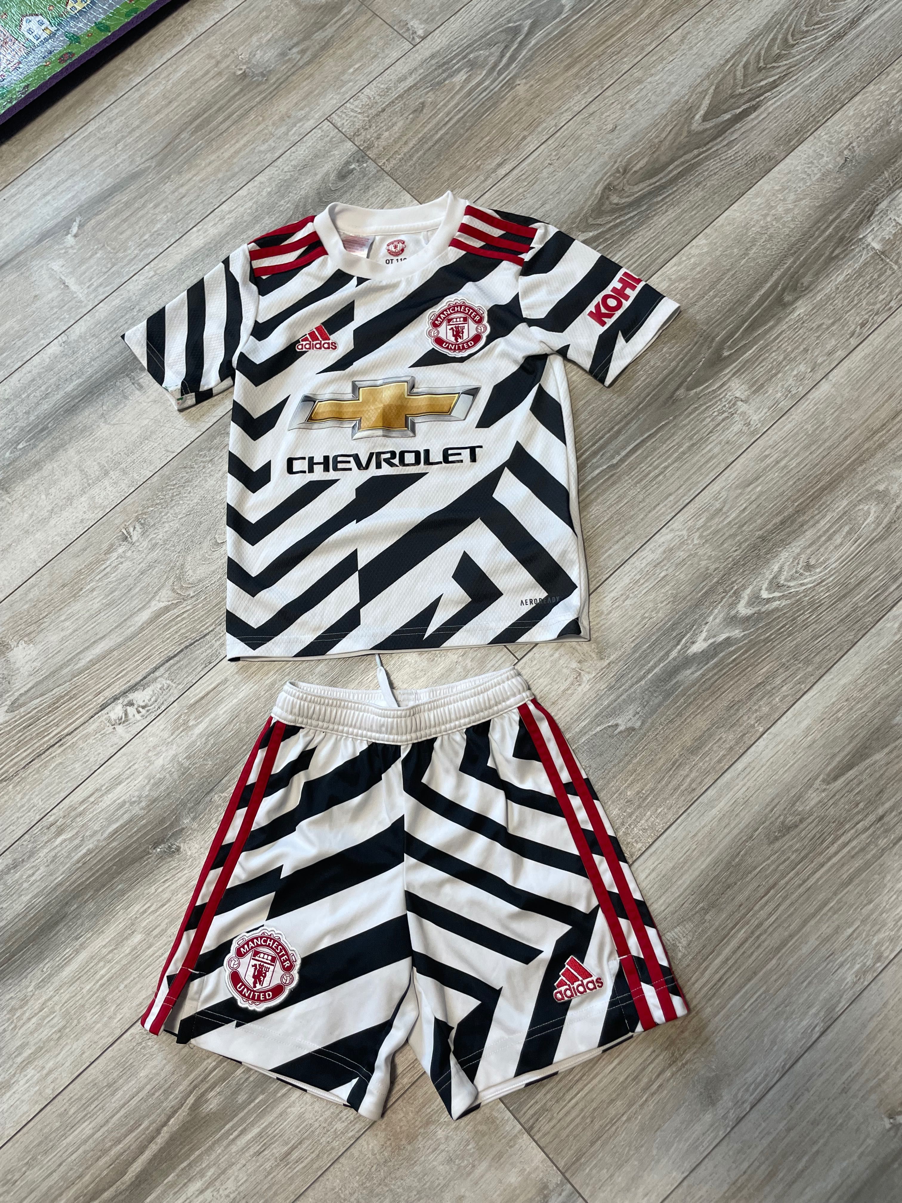 Футбольна форма adidas Manchester United