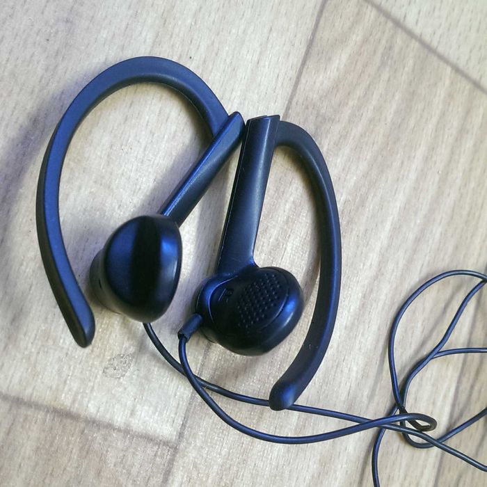 Лот :  Навушники/Гарнітура/Зарядне/USB шнур до телефону Sony Ericsson.