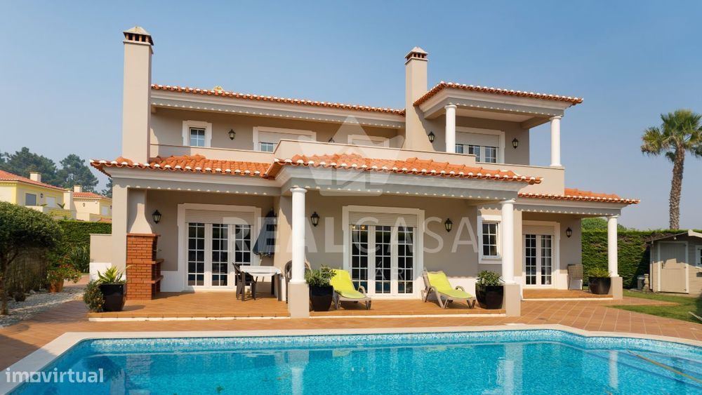 Moradia T3+1 com piscina na Praia D'El Rey