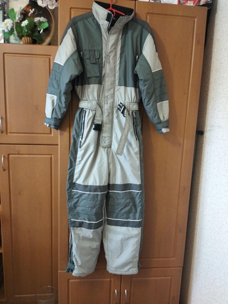 Продам  новый лыжный комбинезон .