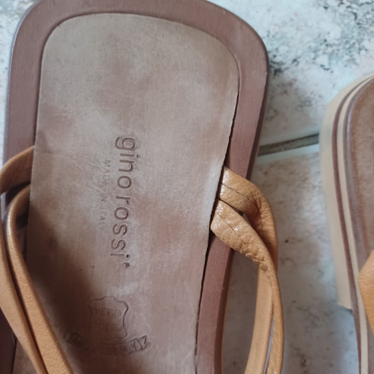 Sandałki firmy GINO ROSSI super wygodne 39