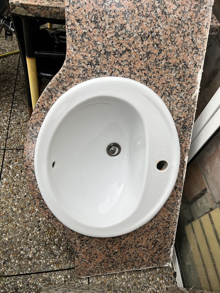 Pedra mármore com pia , para casa de banho  em bom estado .