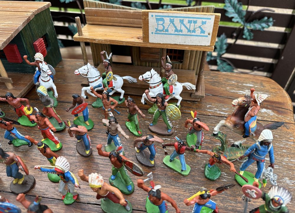 Figurki żołnierzyki indianie kowboje 88 szt. PRL DDR drewniane domki