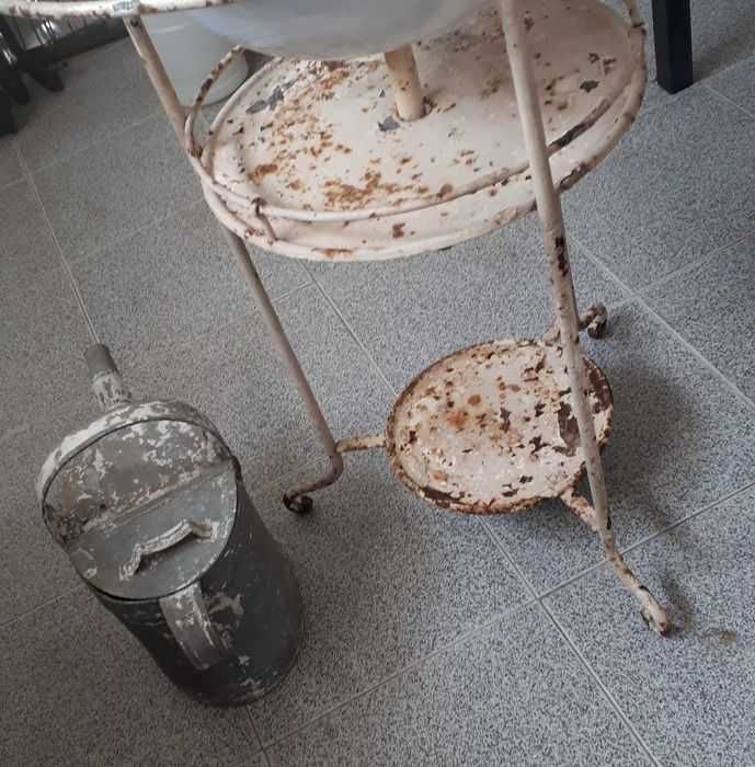 Lavatório de ferro e regador antigo para recuperar - os 2 por 10 euros