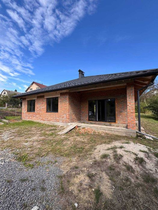 Продаж сучасного будинку поруч з озером. Район (Лезневе)