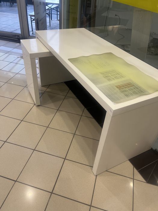 Secretaria com mesa de apoio