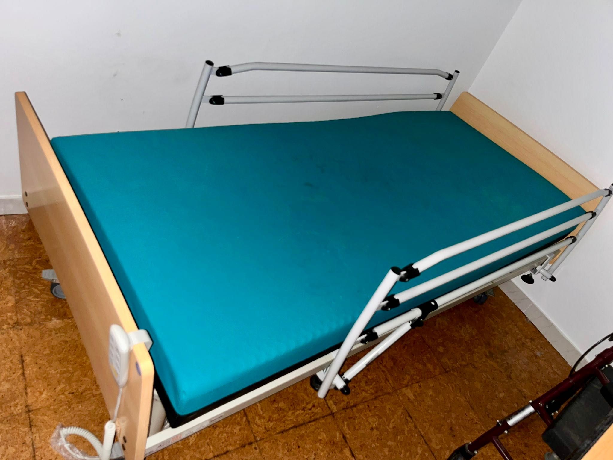 Cama articulada elétrica, andarilho, mesa de apoio hospitalar