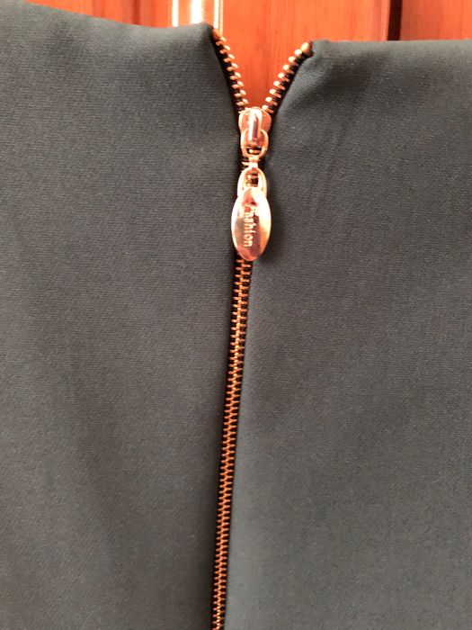 Красива сукня ізумрудного кольору