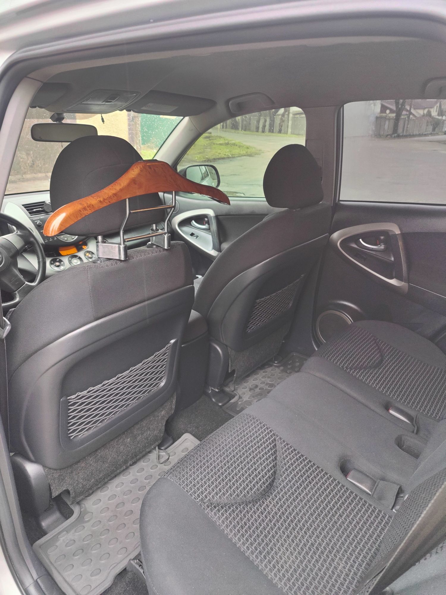 Продам легковий автомобіль Toyota RAV4 універсал-В сірий