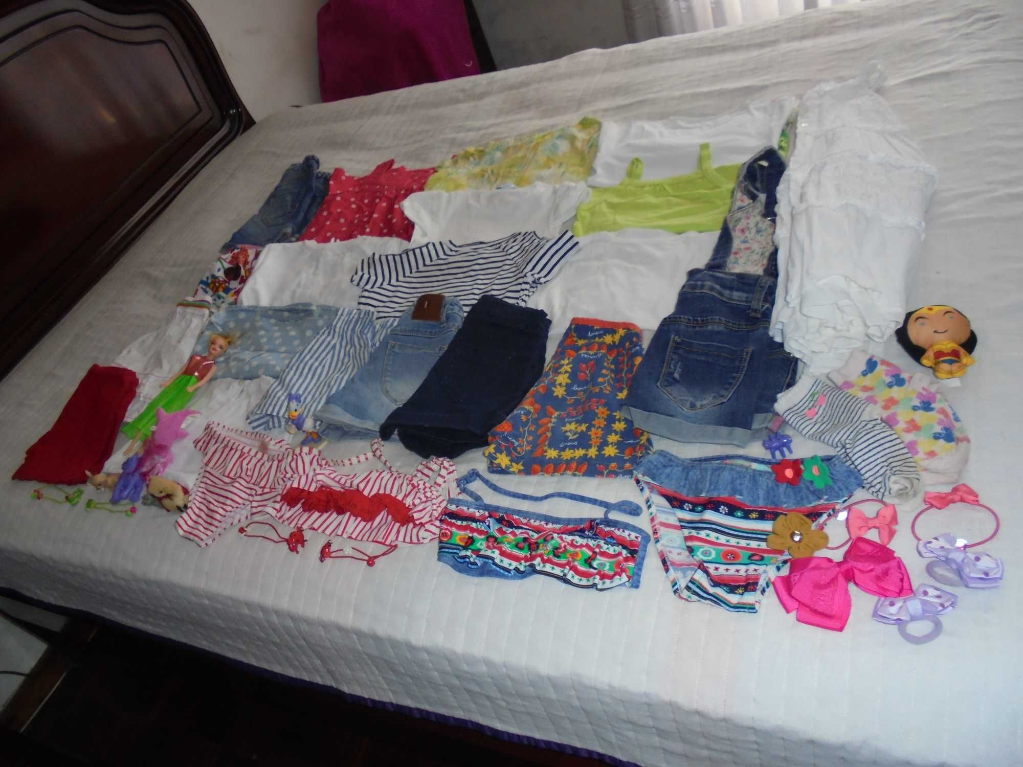 lote de roupa de menina a boneca