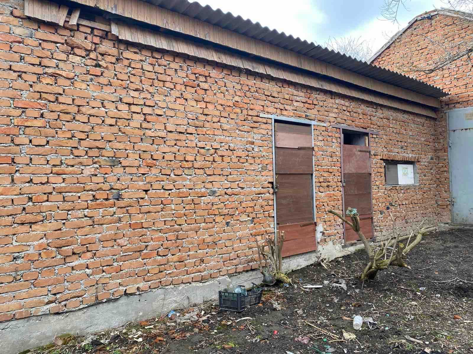 Приміщення з ділянкою у Плотичі