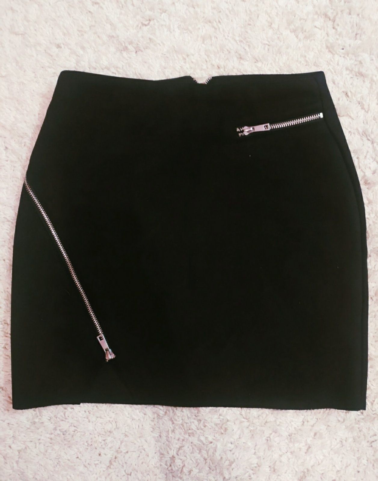 Продам черную замшевую юбку  бренда Missguided