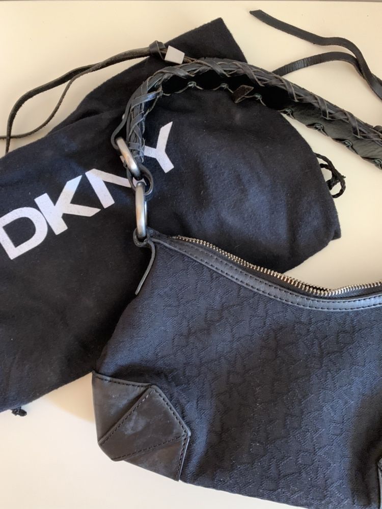 Bolsa DKNY preta con padrão em tecido e pele