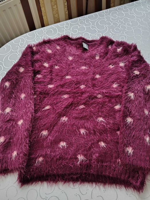 Sweterek dla dziewczynki w rozmiarze 134.