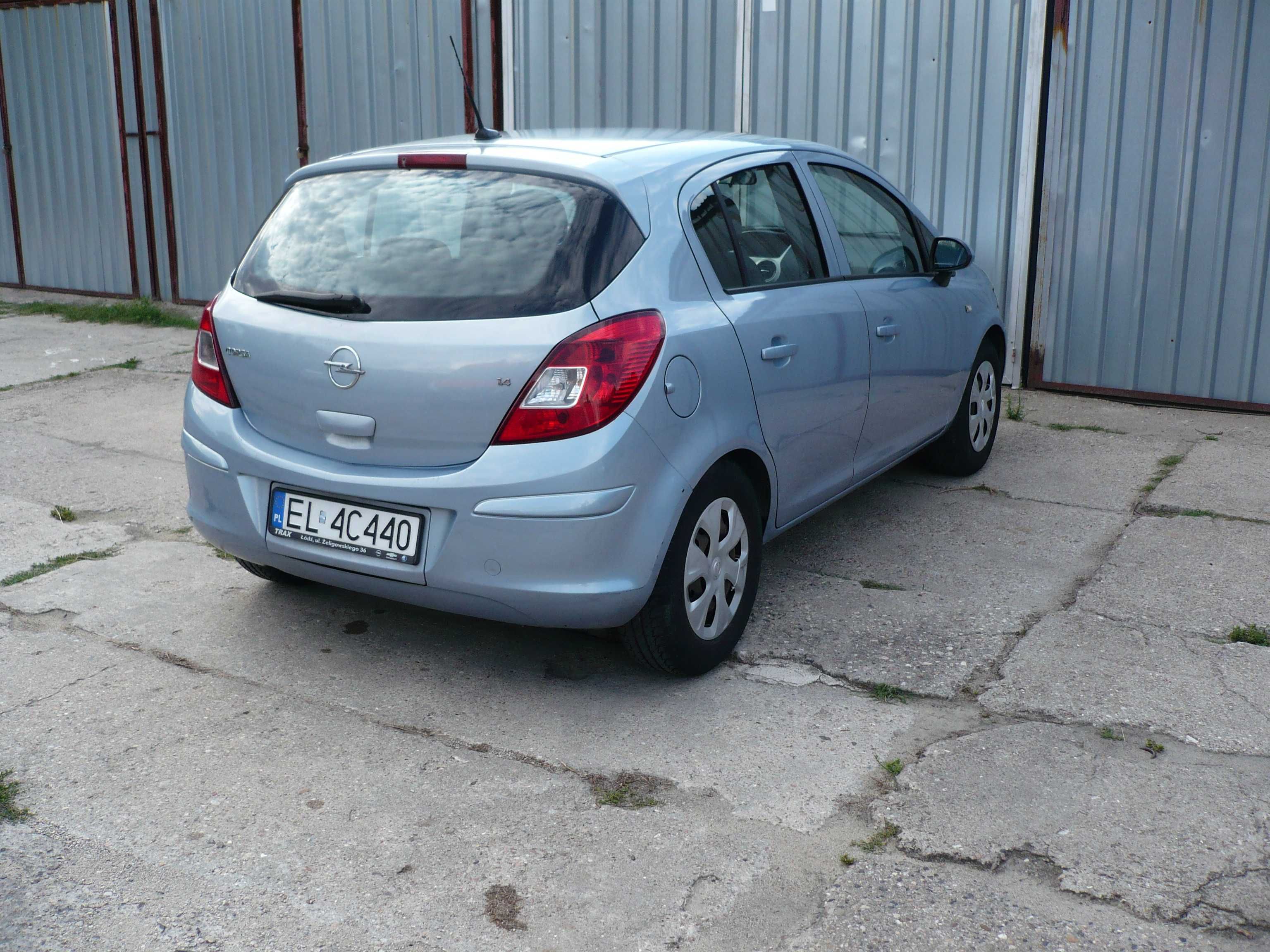 Opel Corsa D 1,4 z fabrycznym bagażnikiem na 2 rowery