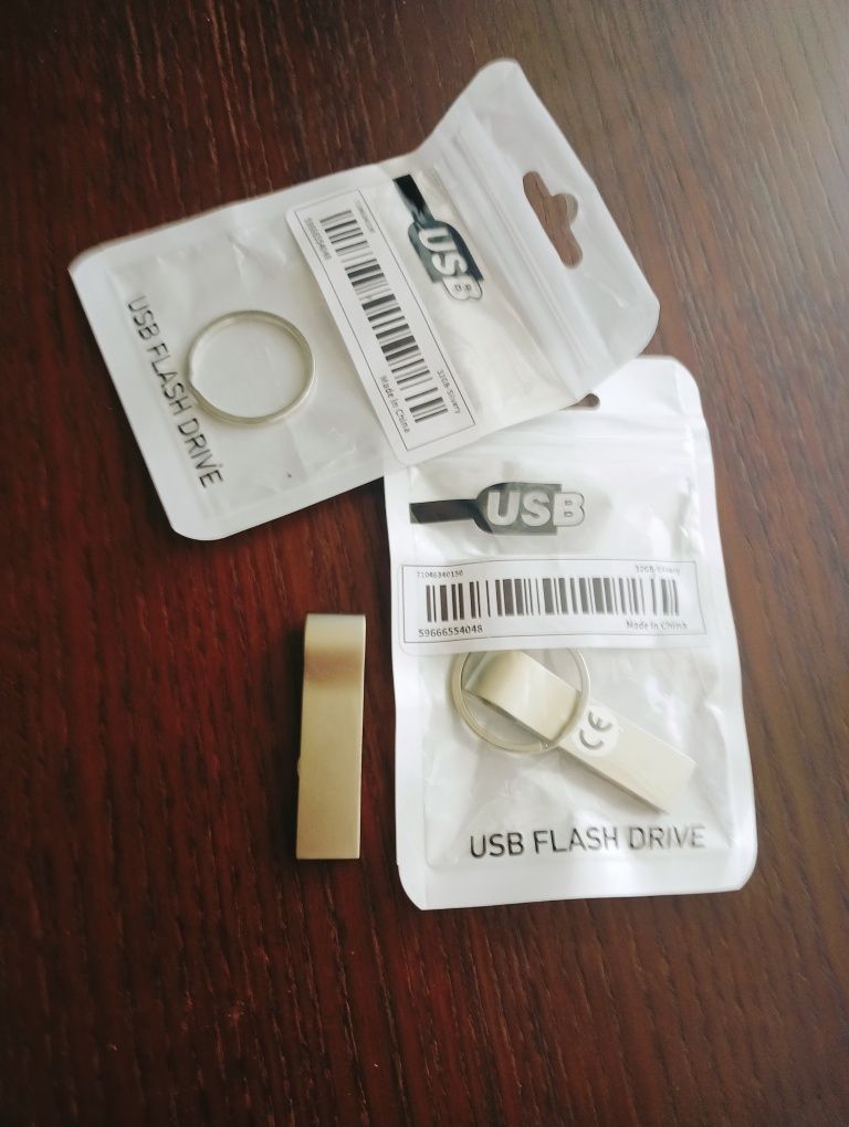 Продам флешку на 32 Gb,  1Gb и на 4Gb.