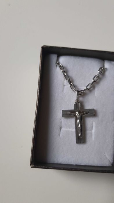 srebrny łańcuszek z krzyżykiem