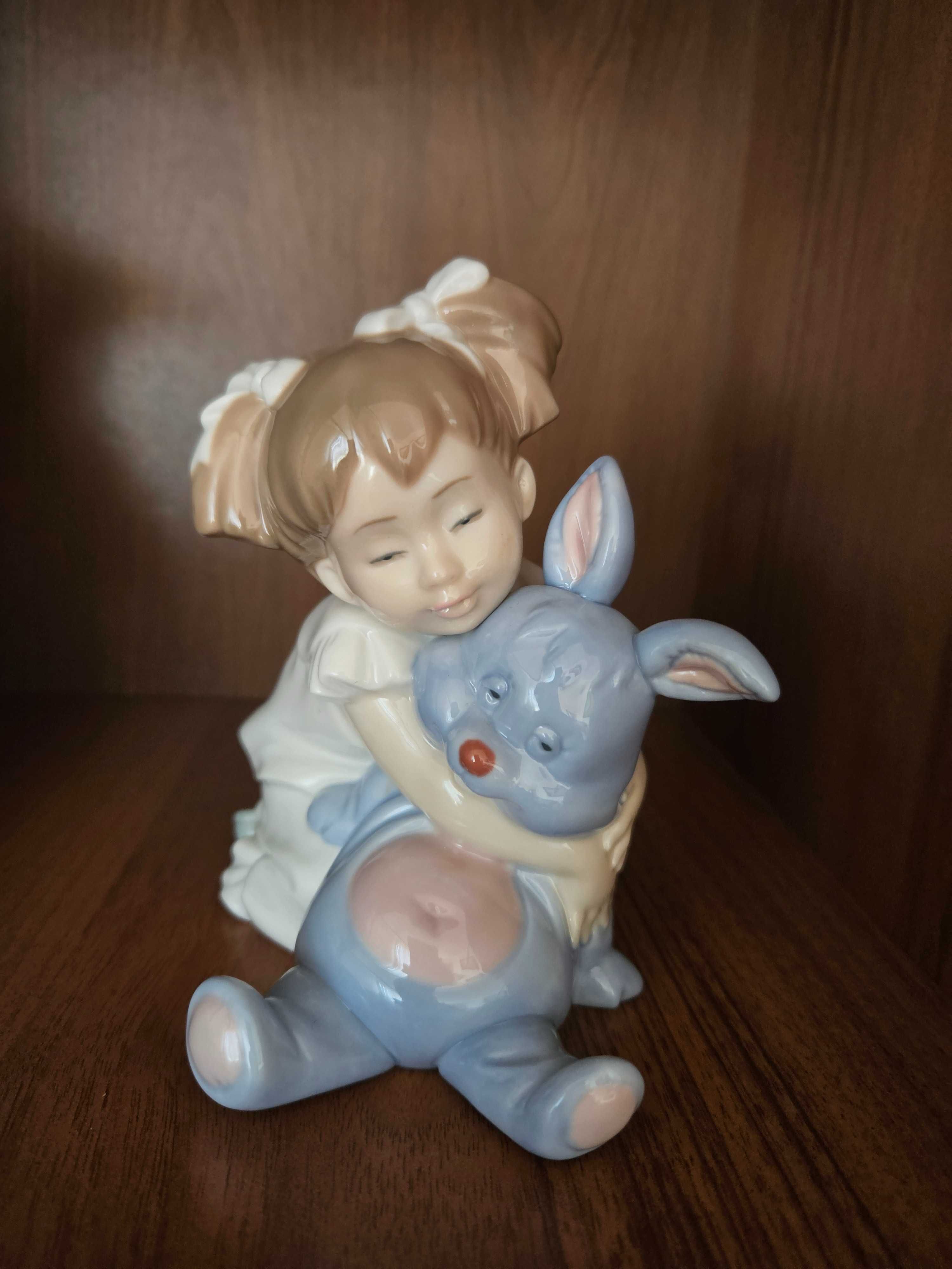 Figurka Lladro dziewczyna z zającem "Kocham cię tak bardzo"