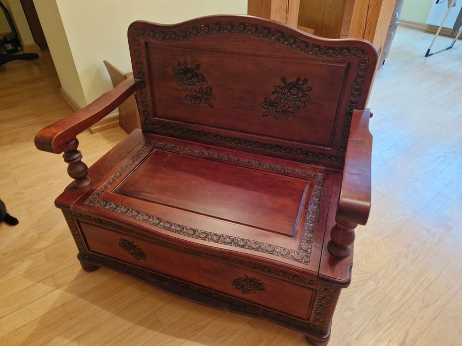 Skrzynia meblowa w formie siedziska.