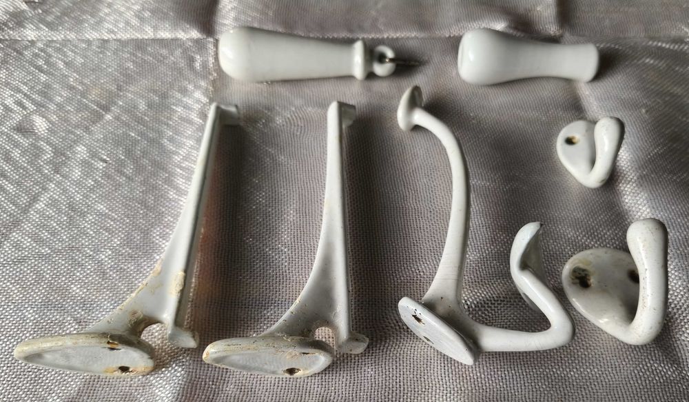 Lote de cabides esmaltados e pegas em louça muito antigo