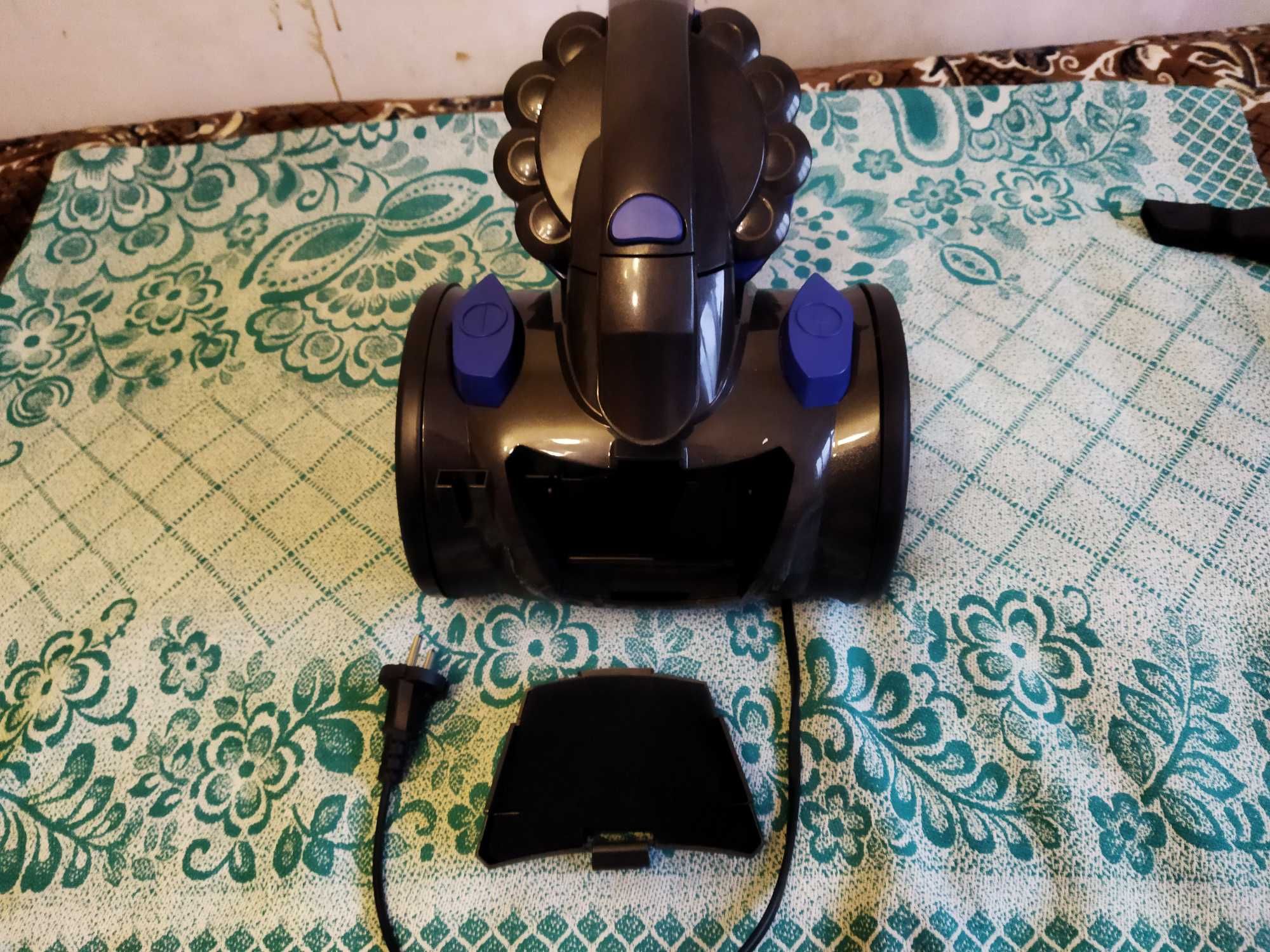 Пылесос новый ZEPTER PWC-700W.