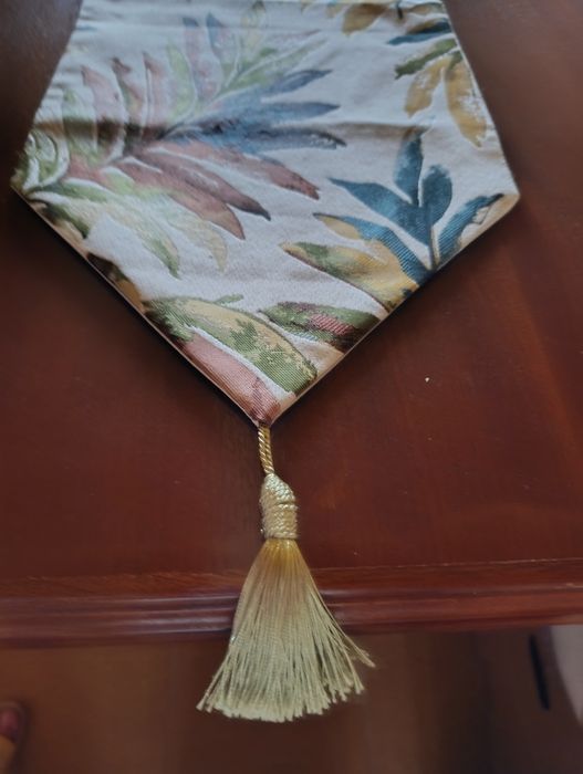 Runner com padrão de folhas