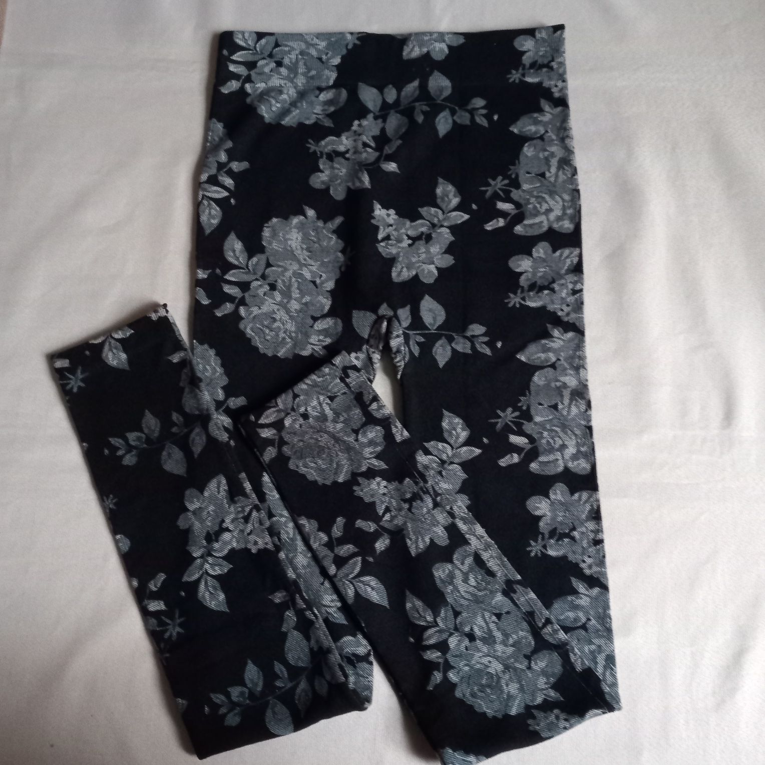 Legginsy czarne w kwiaty - L