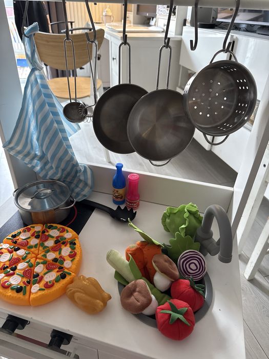 Kuchnia ikea z akcesoriami garnki warzywa owoce pizza ryby duży zestaw