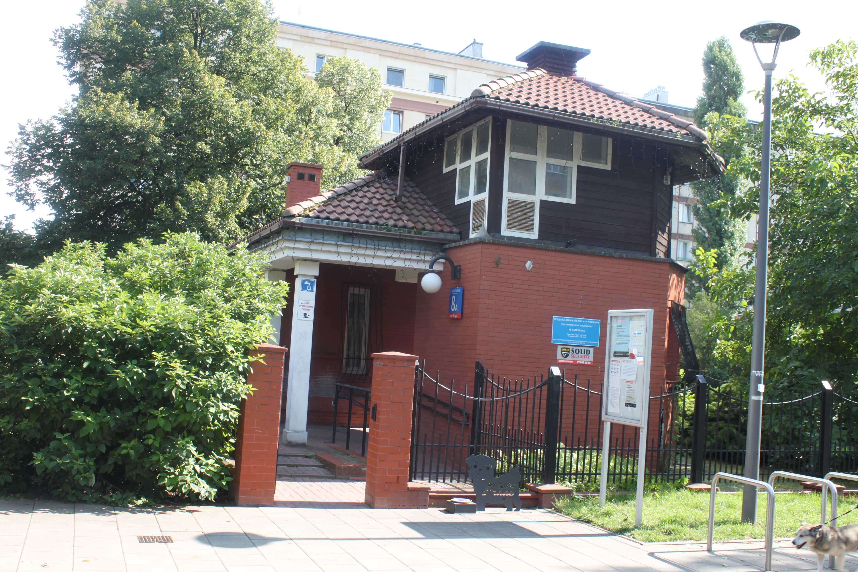 Pawilon handlowy z wejściem do środka lokal