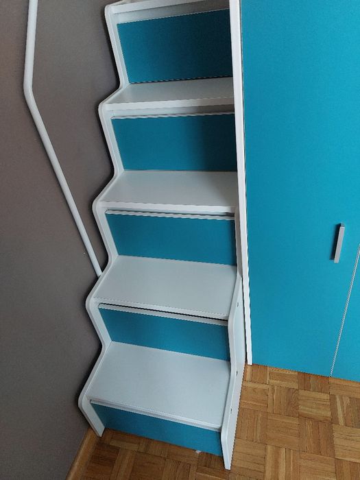 Antresola z biurkiem i szafą