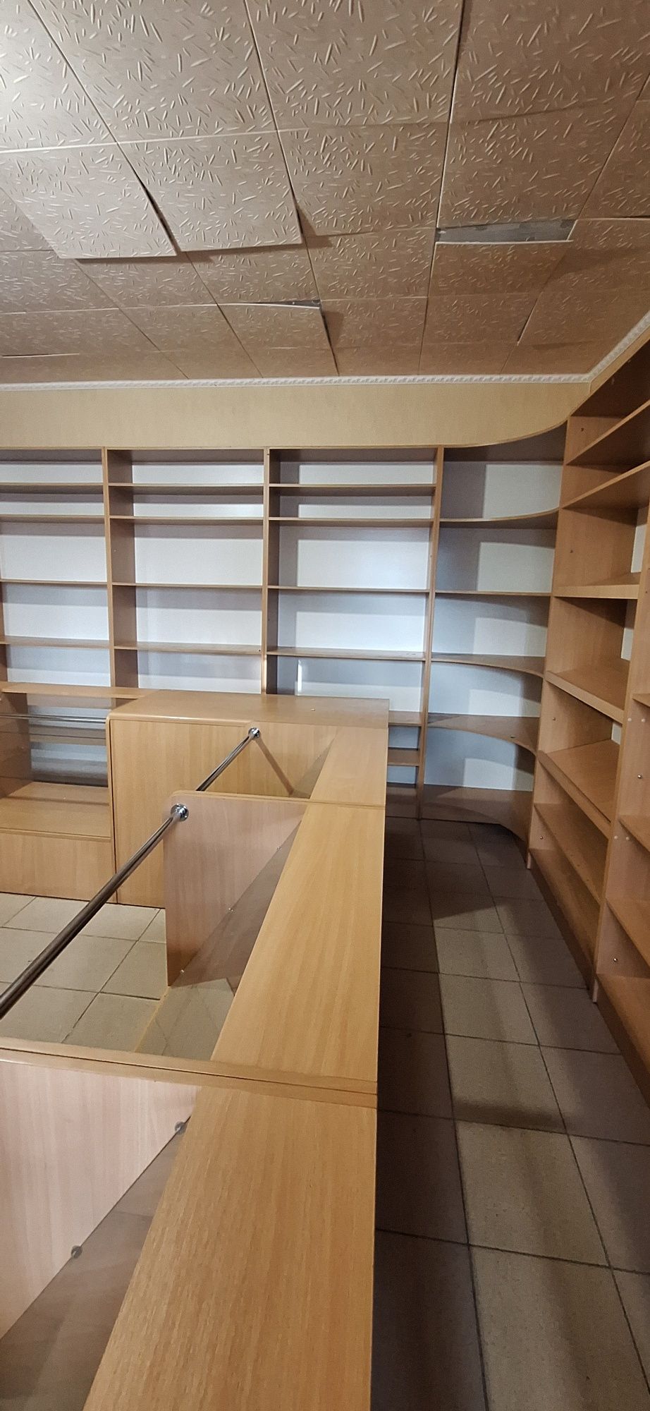Торгові вітрини та стелажі