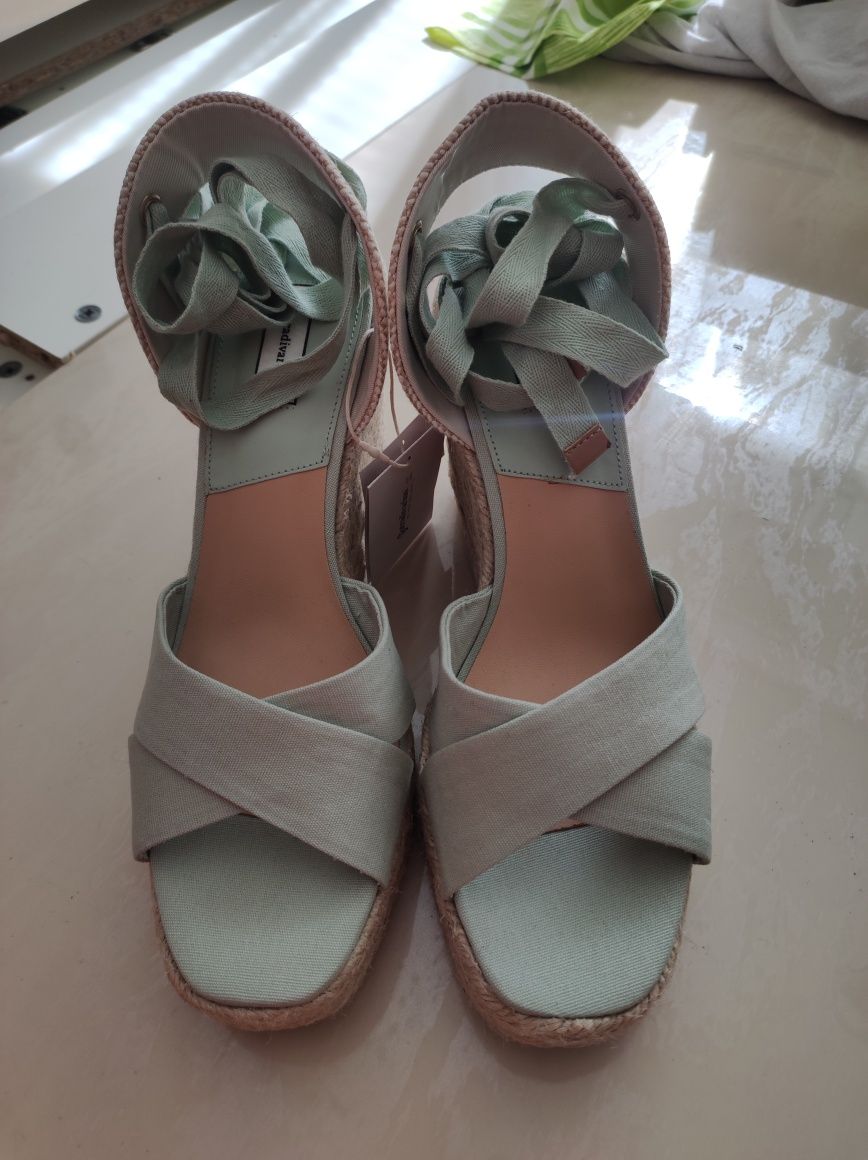 Новые босоножки на танкетке Stradivarius, размер 40-41