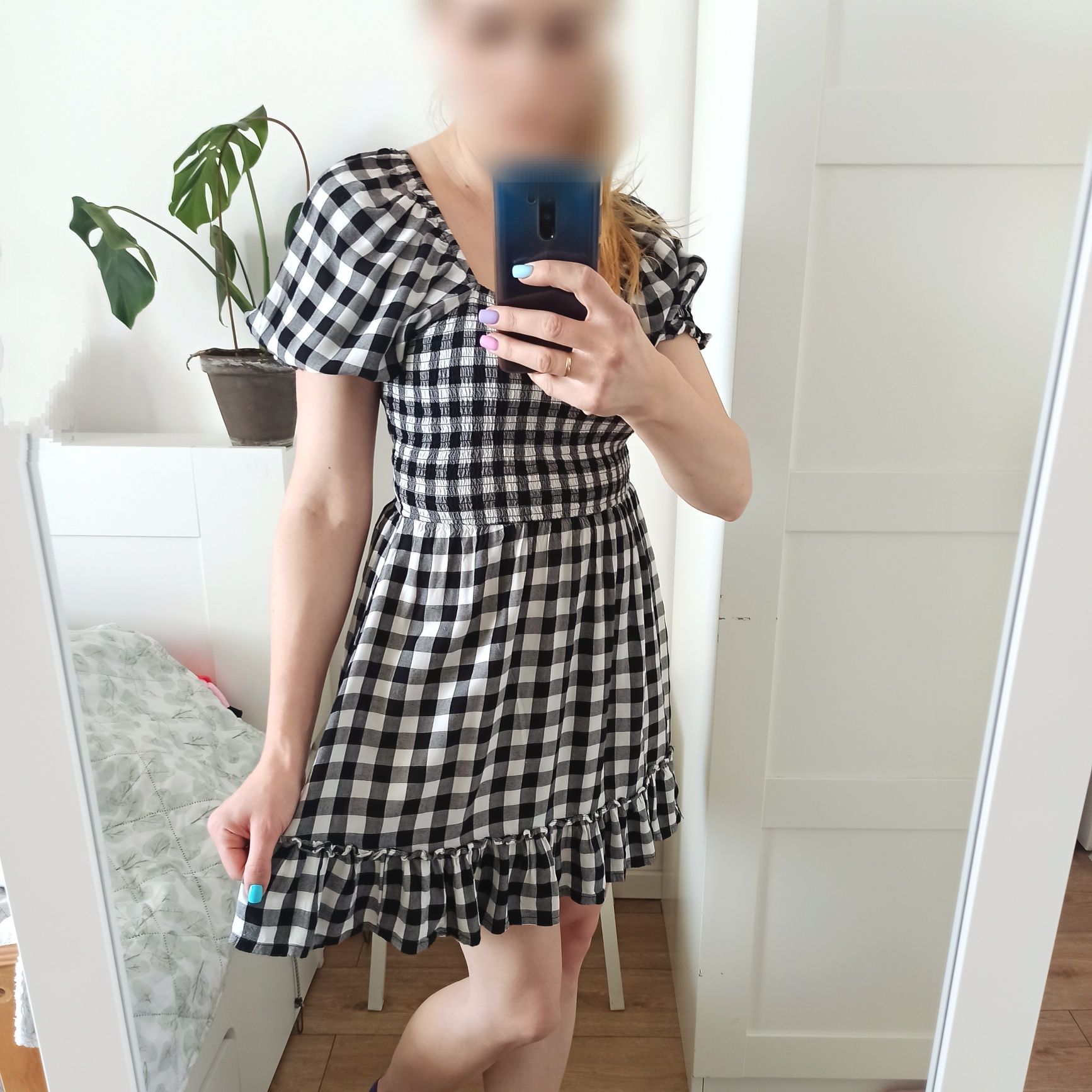 Zwiewna kraciasta sukienka z falbanką S 36 kwadratowy dekolt mini