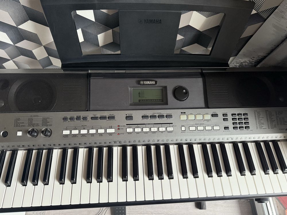 Keyboard Yamaha PSR E443