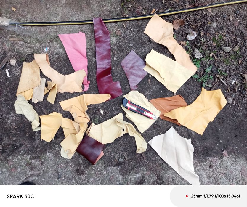 Обрізки шкіри декілька мішків різної форми