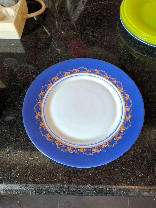 prato de sobremesa azul e branco