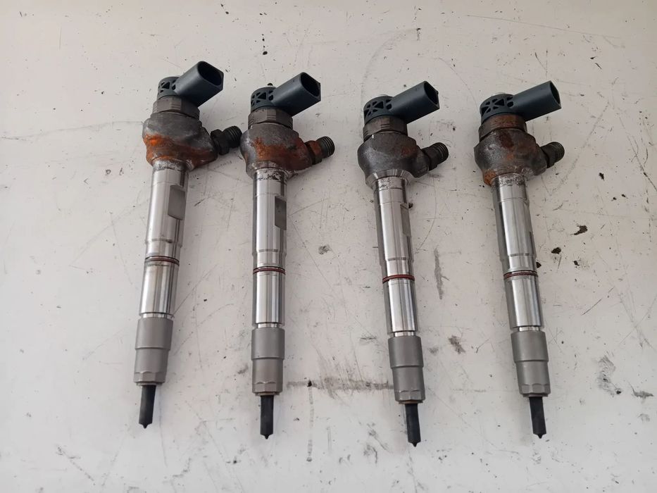 Wtryskiwacz paliwa komple AUDI SEAT SKODA VW 2.0 TDI  04L130277AC