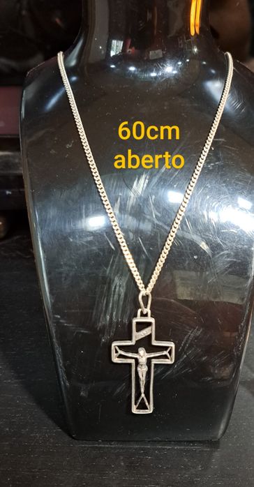 Fios correntes em prata contrastada.