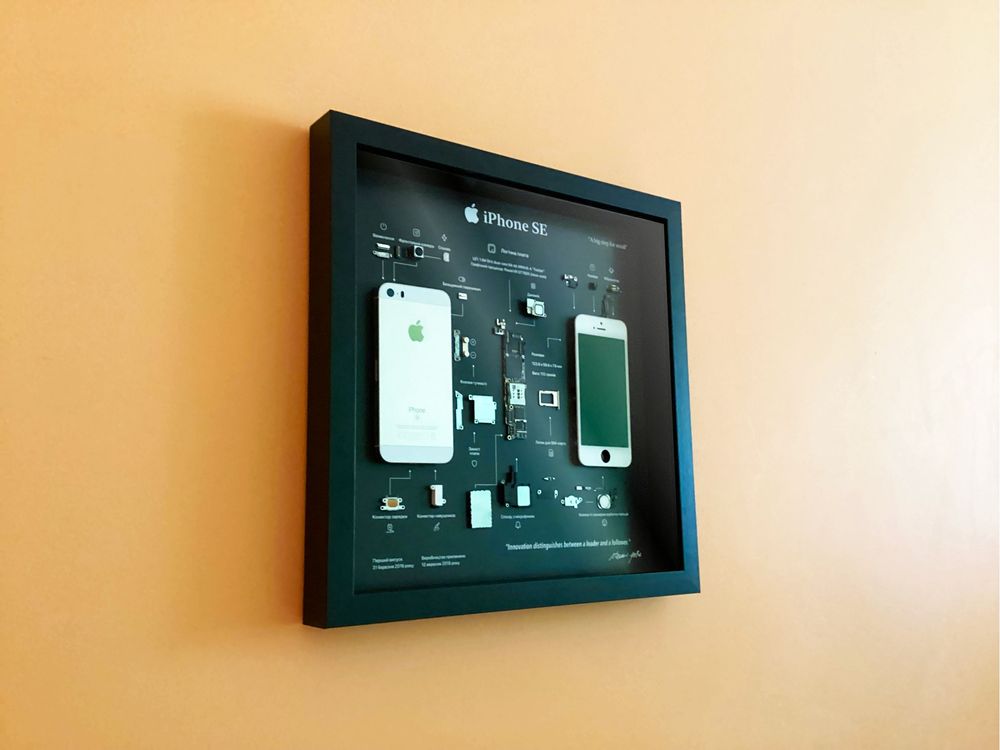 Картина на стіну IPhone 5 SE Gold у рамці 35х35см, чорна.