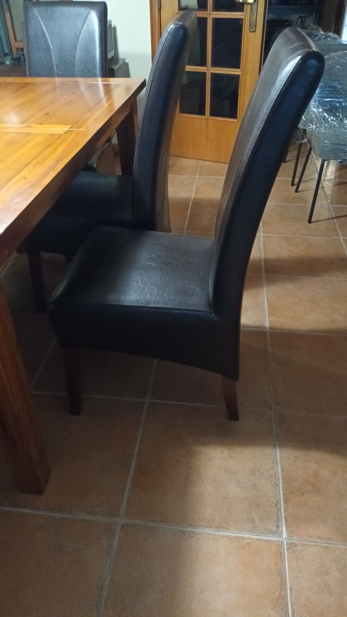 Vendo 6 cadeiras de couro napa