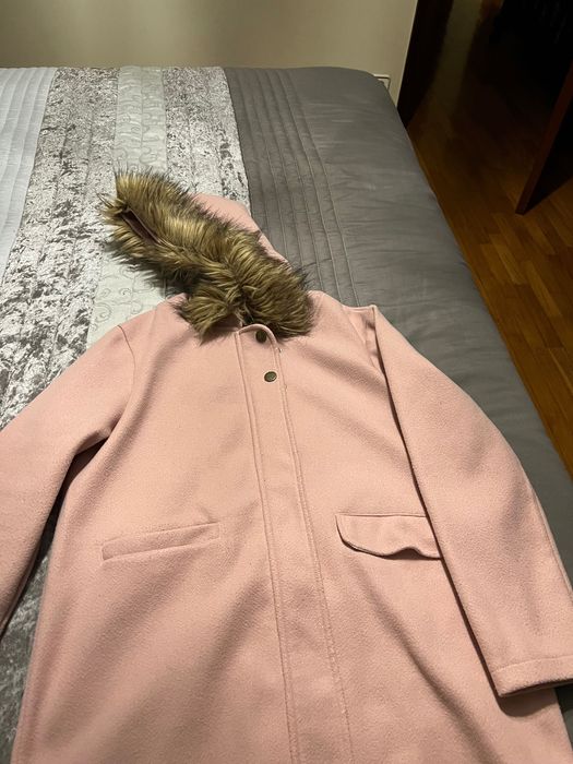 Casaco de criança com carapuço e pelo à volta do carapuço